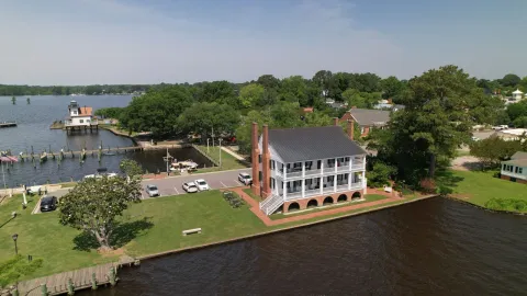 Aerial view of a charming historic house by the waterfront in Edenton, North Carolina.